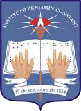 Logomarca do Instituto Benjamin Constant formado por um escudo azul onde em cima há uma tocha que apóia um livro em braille cuja leitura é feita através das mãos.